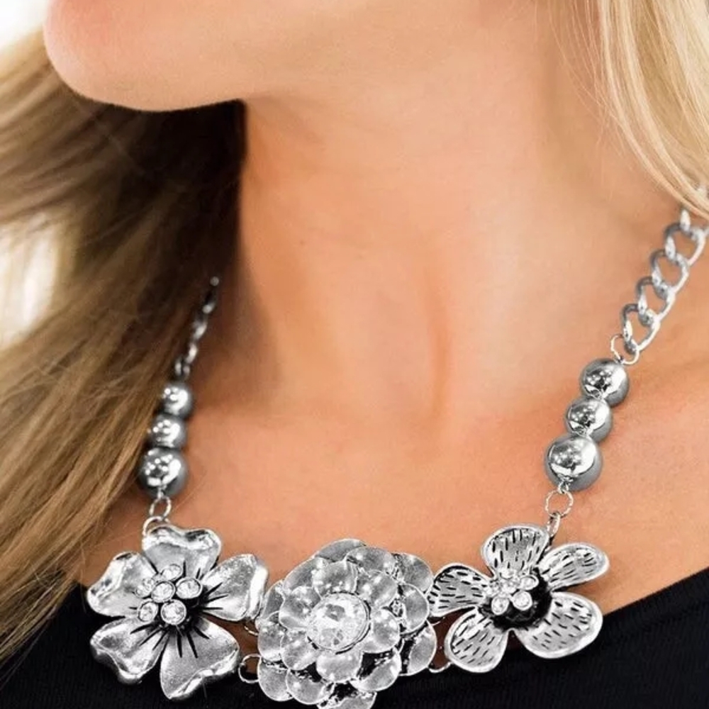 NWT Paparazzi 🌺💎 ABLOOM Flower Zi Necklace 2017 💎 🌺 EMPIRE EXCLUSIVE